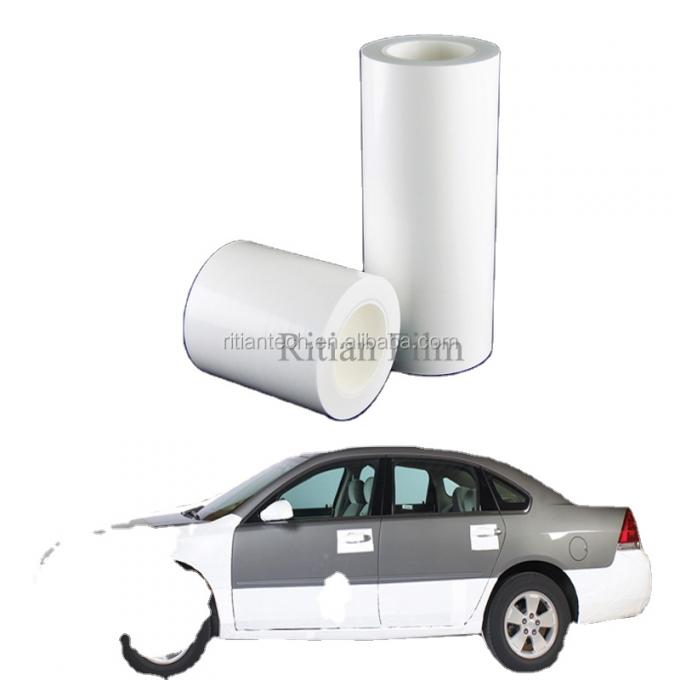 वाहन की सतह पर सुरक्षात्मक फिल्म का क्लोज-अप